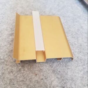 قرنیز آلومینیومی